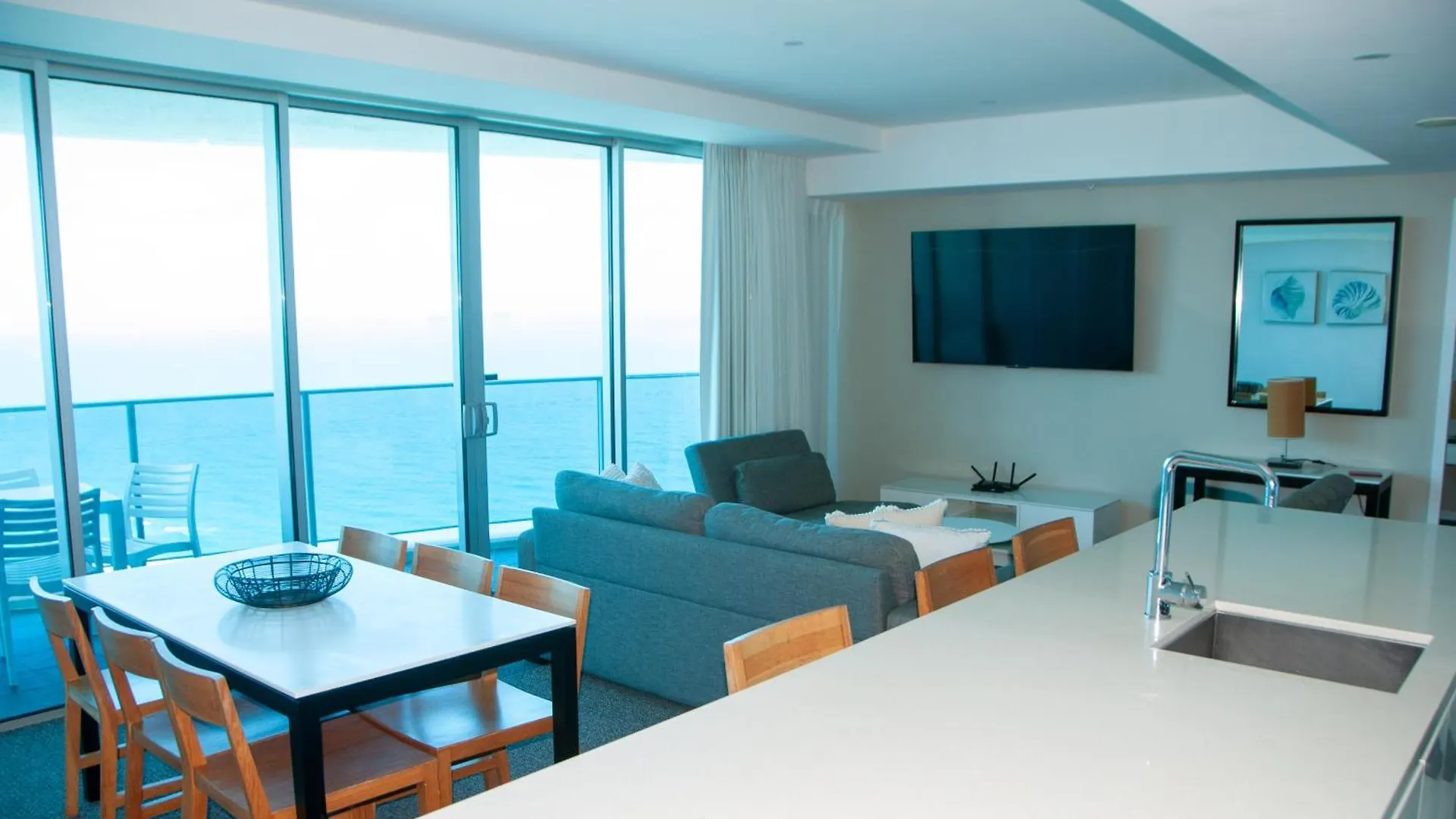 Number 1 H Residences - Wifi, Parking & More By Gold Coast Holidays 0*,  Australien