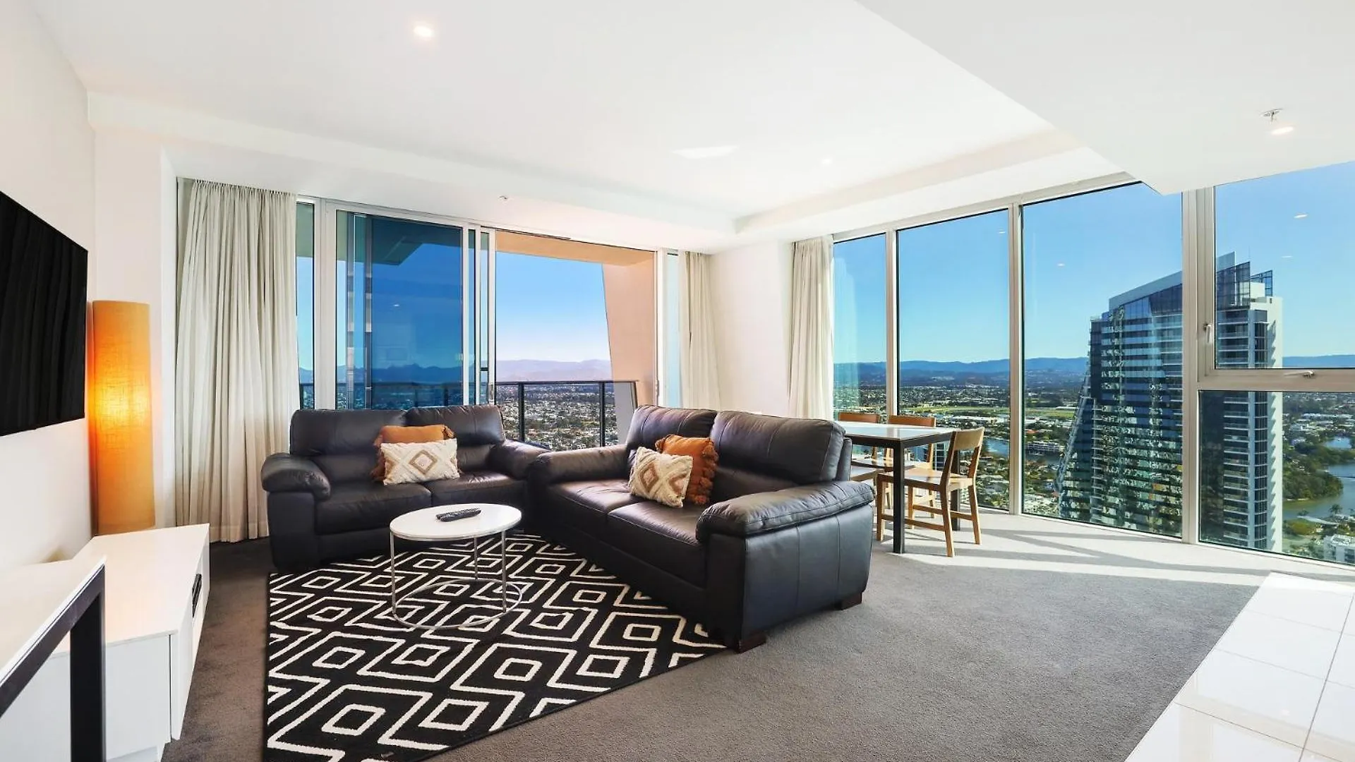 Number 1 H Residences - Wifi, Parking & More By Gold Coast Holidays